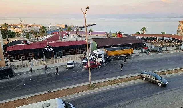 Kontrolden çıkan kamyon, park halindeki araçları biçti