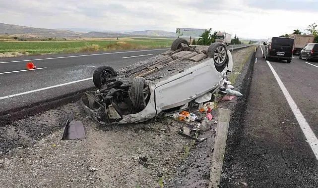 Kontrolden çıkan otomobil takla attı: 2'si bebek 4 yaralı