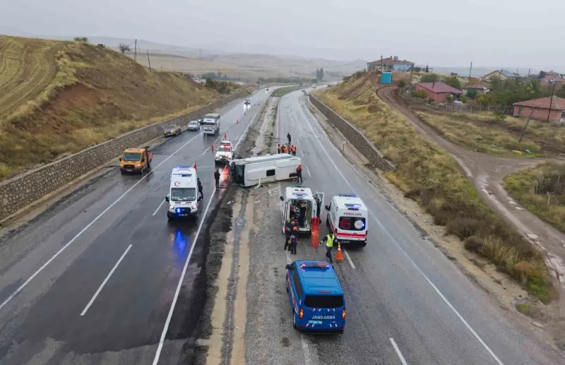 Kırıkkale'de İşçi Servisinin Devrilmesi Sonucu On Beş Kişi Yaralandı