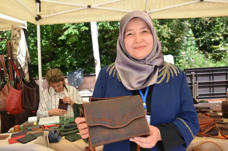 Bilecik'te Selçuklu ve Osmanlı Dönemi Tekniğiyle Deri Çanta Üretiliyor