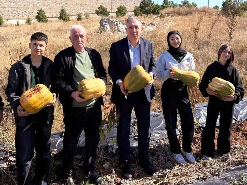 Altıntaş’ta Öğrenciler Tarım Atölyesinde Yetiştirdikleri Kabakları Tatlıya Dönüştürdü