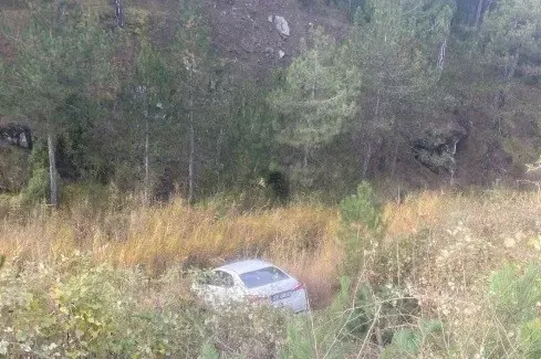 Tavşanlı Dere Yatağına Devrilen Otomobilin Sürücüsü Yaralandı