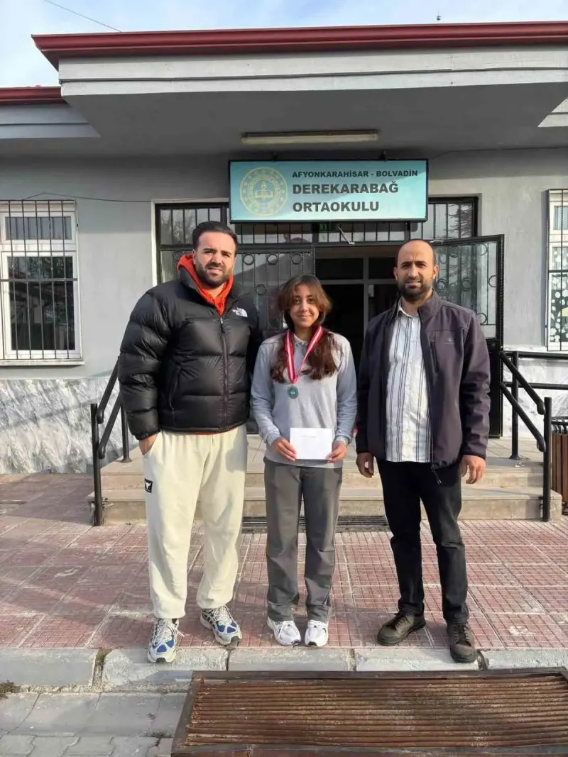 Bolvadin Ilçesinde Genç Atlet Tuana Günyaz 100 Metrede Zirveye Çıktı