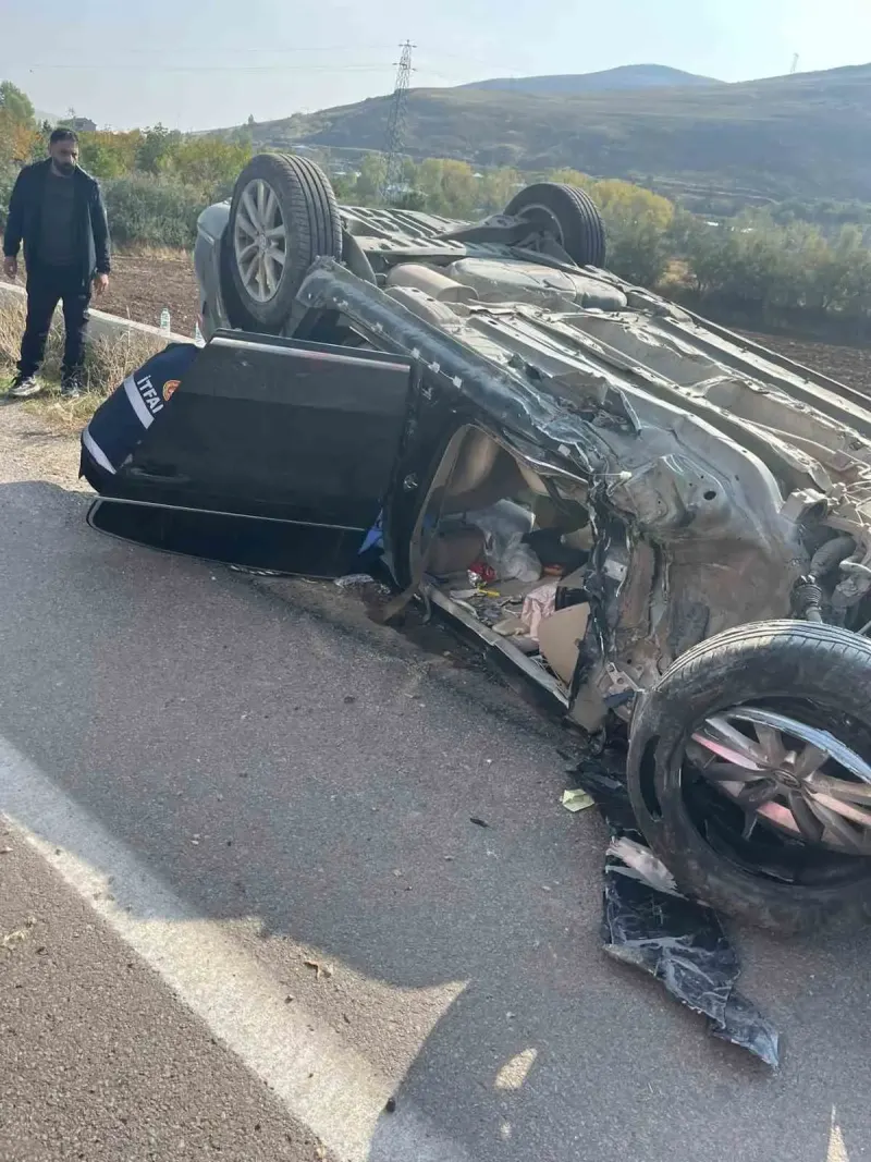 Van Gevaş Yolunda Otomobil Devrildi: İki Yaralı Var