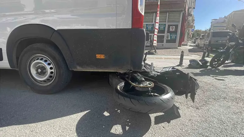 Karaman'da Kontrolden Çıkan Motosiklet Minibüsün Altına Girdi