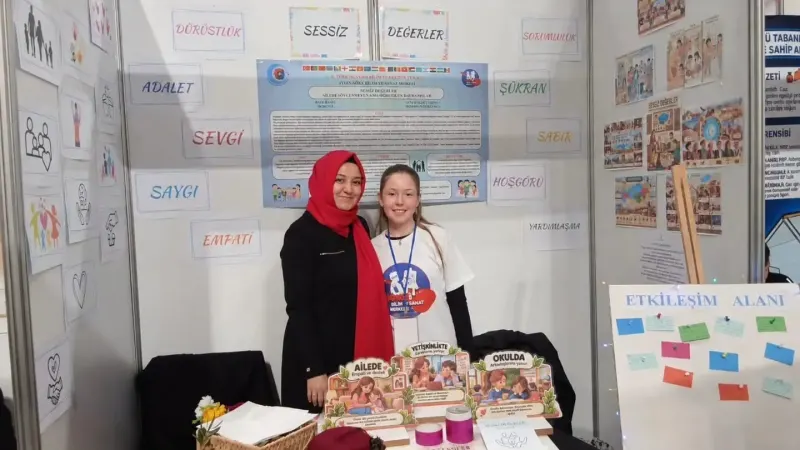 Aydınlı Öğrenci Uluslararası Bilim Şenliğinde Projesini Tanıtıyor