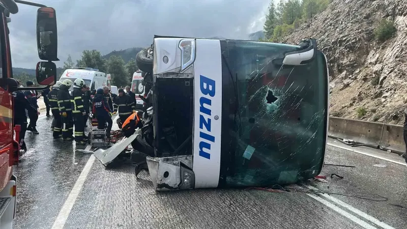 Isparta Antalya Karayolunda Yolcu Otobüsü Devrildi: 1 Ölü, 7 Yaralı