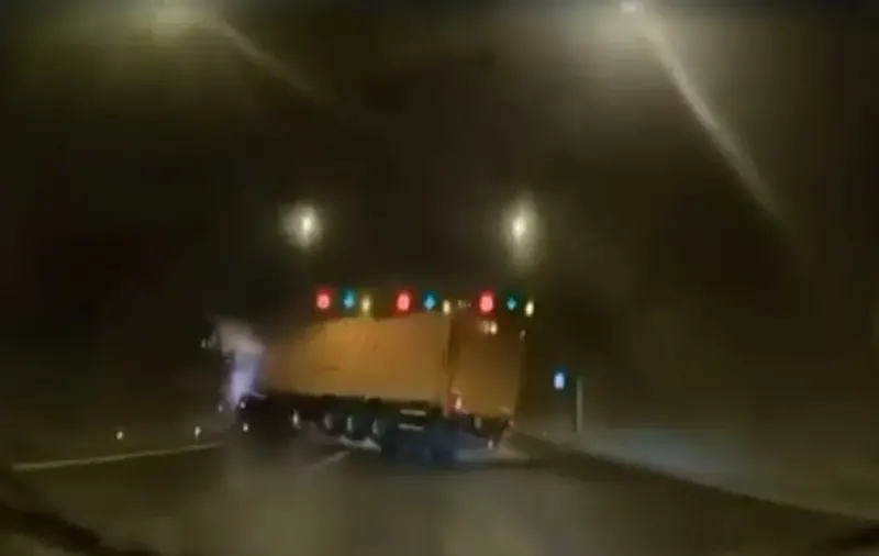 İzmir Bayraklı Tünelleri Mevkisinde Yolda Kayan Tır Bariyerlere Çarptı