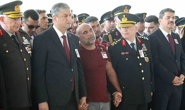 Şehit babası yürekleri dağladı, oğlunun tabutuna koşup öptü