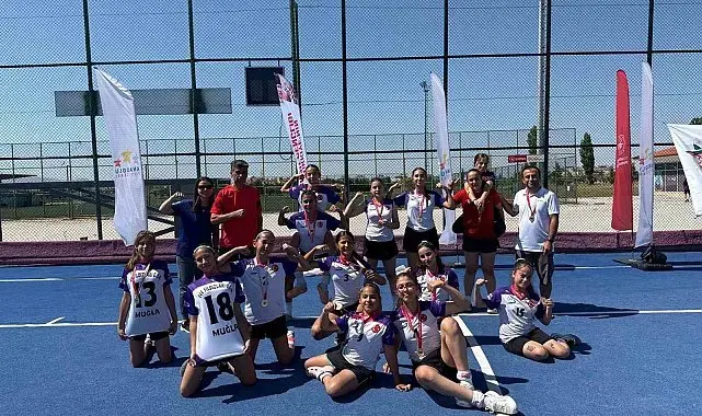Muğla'nın hokeyci kızları bölge şampiyonu oldu