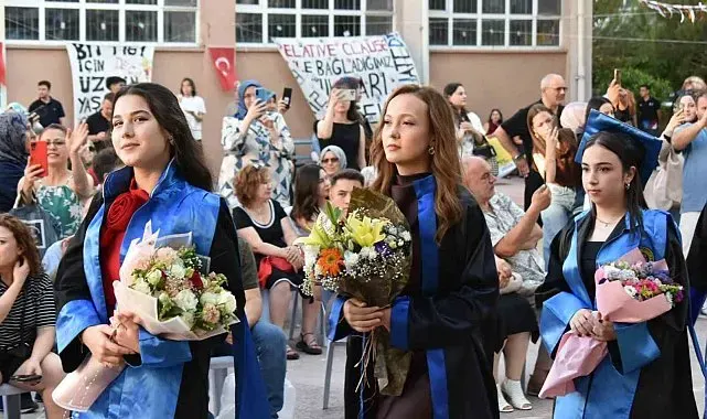Muharrem Hasbi Anadolu Lisesi'nde mezuniyet sevinci