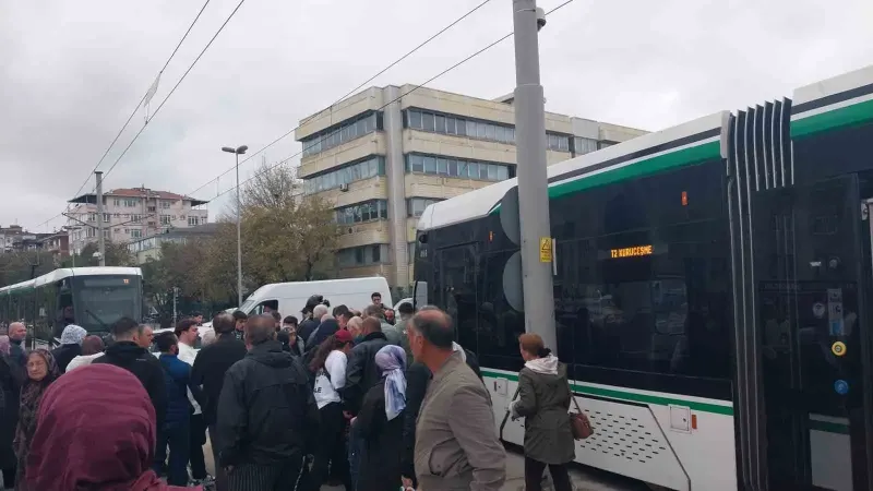 İzmit'te Tramvay Kazası: Yolun Karşısına Geçmek İsteyen İki Kadına Çarpan Araç Dehşet Saçtı