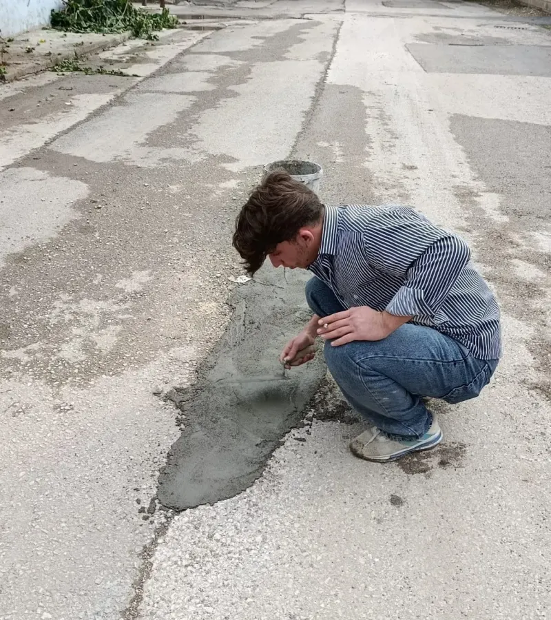Adıyaman’da Vatandaşlar Çukurlu Yolu Kendi İmkanlarıyla Onardı