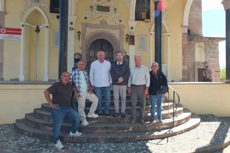 Balıkesir Edremit'teki Tarihi Güre Camii Ziyaretçilerin Akınına Uğruyor
