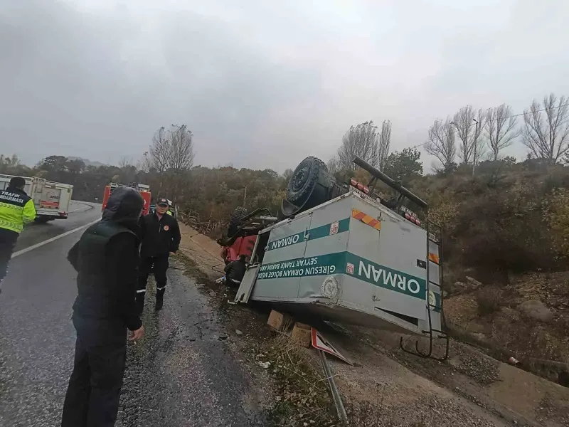 Giresun Orman Bölge Müdürlüğü Aracı Suşehri'nde Devrildi: 3 Yaralı