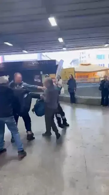 Mecidiyeköy Metrobüs Durağında Güvenlik Görevlisi ile Yolcu Arasında Tekmeli Kavga