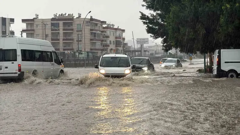 Mersin Tarsus’ta Sağanak Yağış Hayatı Olumsuz Etkiledi