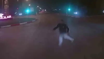 Elazığ'da Kamyonun Yayaya Çarpma Anı Araç Kamerasına Yansıdı