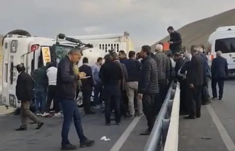 Van Hakkari Kara Yolunda Tır Devrildi: 1 Yaralı