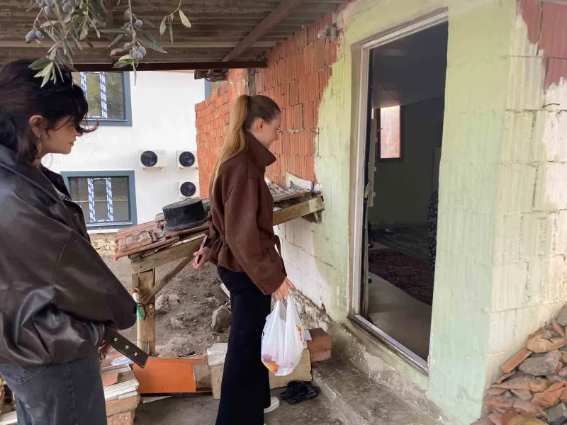 Manisa'da Üniversiteli Gençler Komşum Projesiyle Yaşlıları Yalnız Bırakmıyor