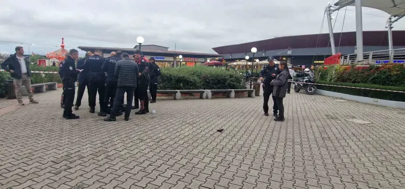 İzmit'teki Alışveriş Merkezinde Silahlı Kaza: Kendini Vuran Kişi Yaralandı
