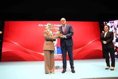 Türkiye Voleybol Federasyonu Başkanı Mehmet Akif Üstündağ Aile ve Spor Değerlerine Katkı Ödülü Aldı