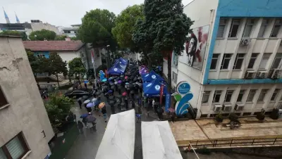 Merkezefendi Belediye Başkanı Şeniz Doğan’ın Gözaltına Alınması Sağanak Yağış Altında Protesto Edildi