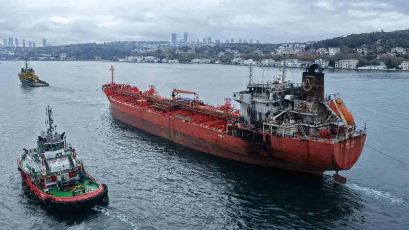 Dron Saldırısına Uğrayan Kimyasal Tankerin Geçişi Nedeniyle İstanbul Boğazı Trafiğe Kapatıldı