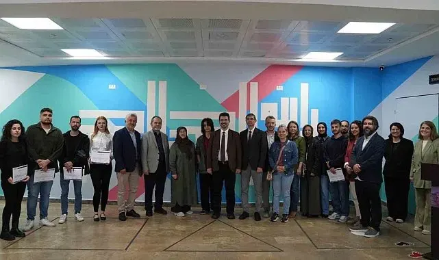 Üniversiteli gençler okul duvarlarını sanatla buluşturdu
