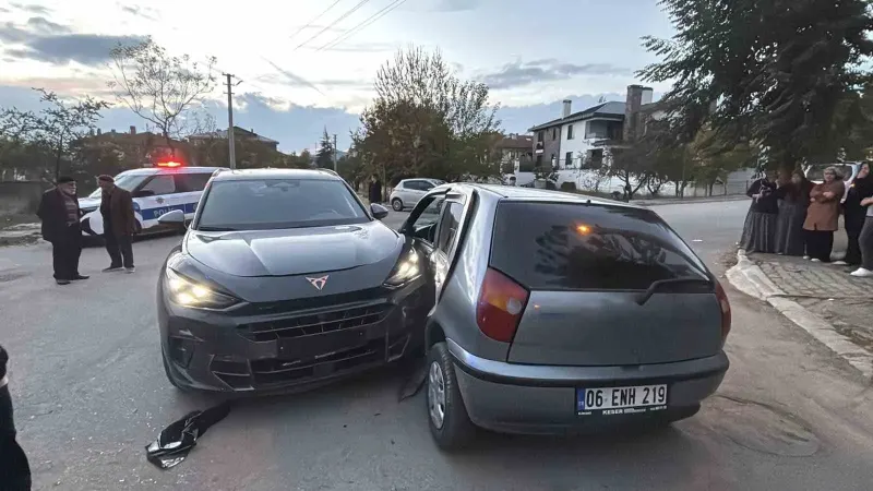 Bolu'da Sokak Arasında Cip Ile Otomobil Çarpıştı: 4 Yaralı