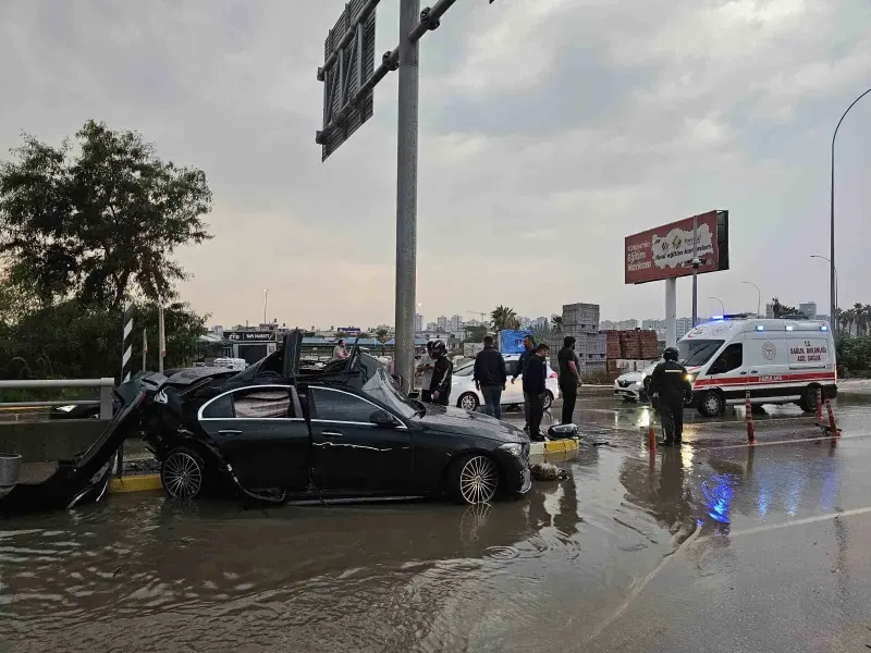 Adana'da Otomobil Direğe Çarptı: Sürücü Hayatını Kaybetti