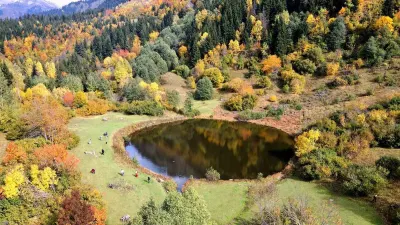 Artvin Şavşat'ta Bulunan Rutav Gölü Sonbahar Renkleriyle Büyülüyor