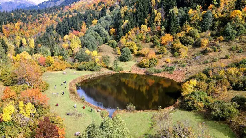 Artvin Şavşat'ta Bulunan Rutav Gölü Sonbahar Renkleriyle Büyülüyor