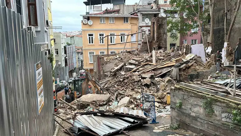 Beyoğlunda Çöken Beş Katlı Metruk Bina Havadan Görüntülendi