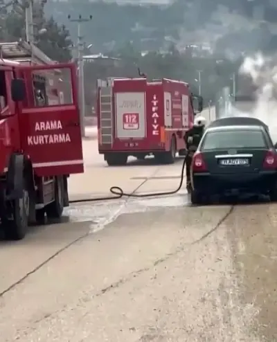 Gaziantep te Seyir Halindeki Otomobil Alev Aldı