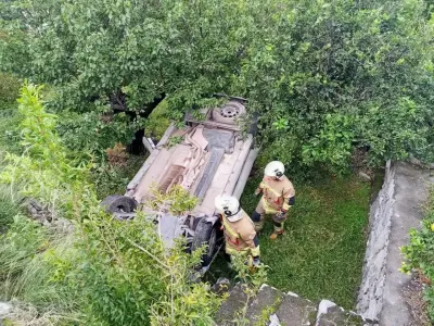Hatay İskenderun’da Otomobil İstinat Duvarından Bahçeye Uçtu: 2 Yaralı