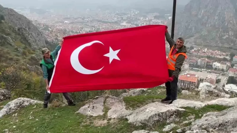 Amasya Dağlarında Örnek Davranış: Çöp Toplayıp Bayrak Açtılar