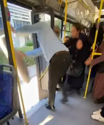 İzmir'de Belediye Otobüsünde Halı Kavgası Kameraya Yansıdı