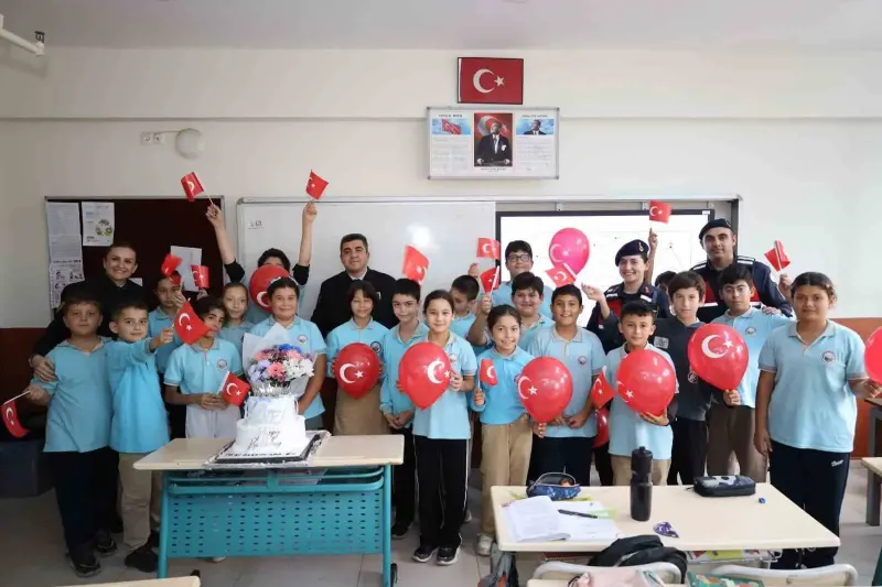 Jandarma Ekiplerinden Şehit Kızı Ada Su'ya Sürpriz Doğum Günü Kutlaması