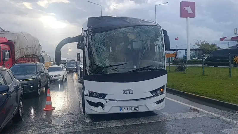Antalya'da Zincirleme Kaza: Otel Servisi ve Kamyon Çarpıştı, 4 Yaralı