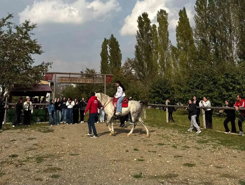 Bayburt'ta Öğrenciler Çiftlikte Bağımlılığa Karşı Bilinçlendirildi