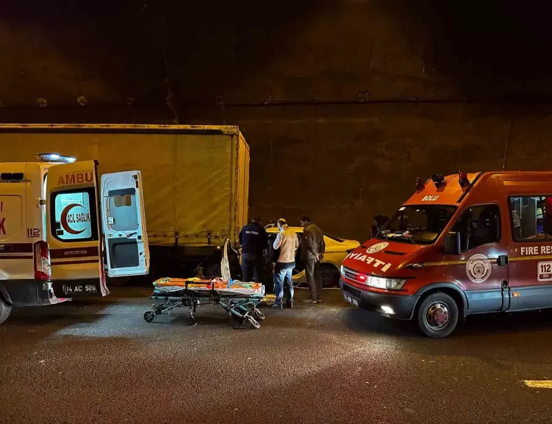 Bolu Dağı Tüneli'nde Otomobil Tıra Çarptı: Baba ve Oğlu Yaralandı