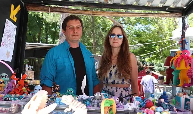 Mimarlığı bırakıp çocuklar için "sihirli" atölye kurdular