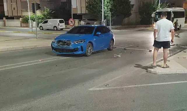 Manavgat'ta iki otomobil çarpıştı, sürücüler kazayı yara almadan atlattı