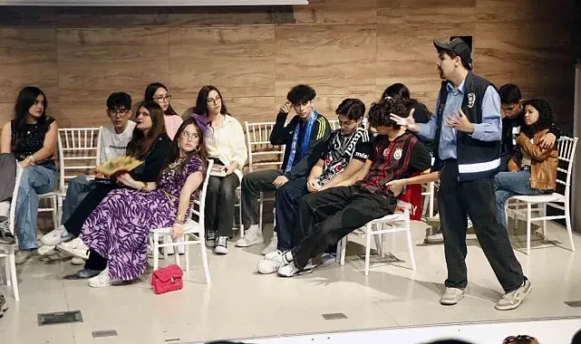 Menteşe Anadolu Lisesi öğrencilerinin 'Otobüs' oyunu beğeni ile izlendi