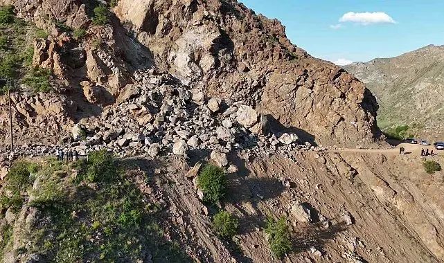 Dev kayalar yine yolu kapattı