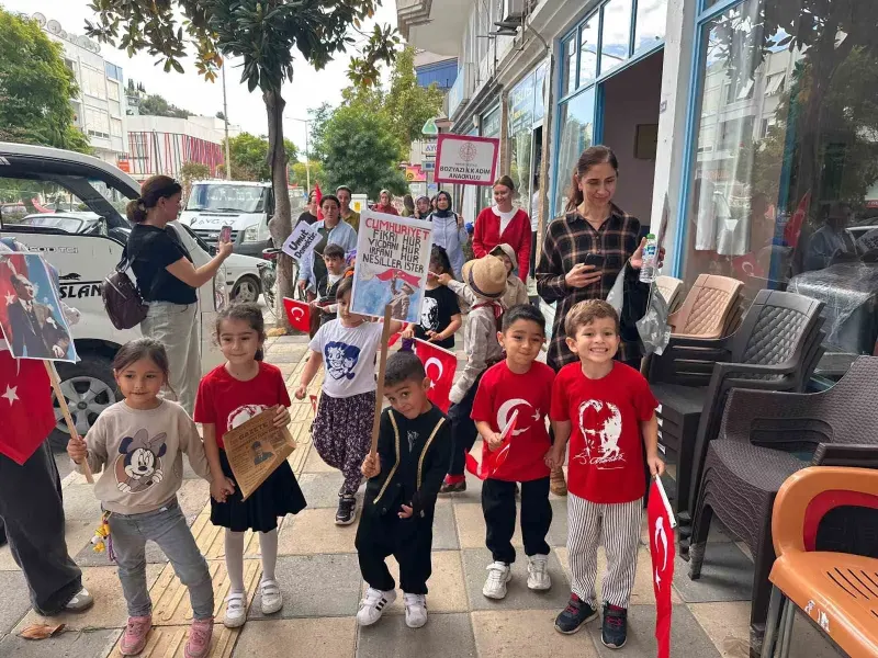 Bozyazı'da Minik Öğrencilerden Cumhuriyetin 103'üncü Yıl Dönümüne Özel Coşkulu Yürüyüş