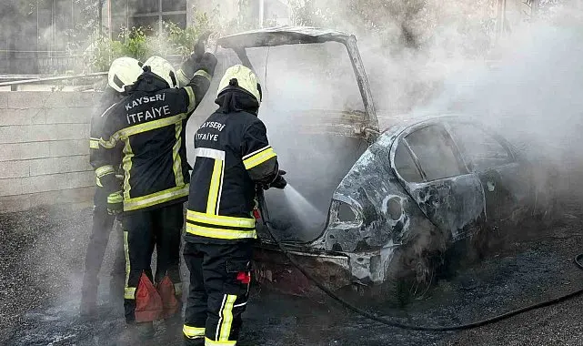 Müstakil evin otoparkında alev alan otomobil küle döndü