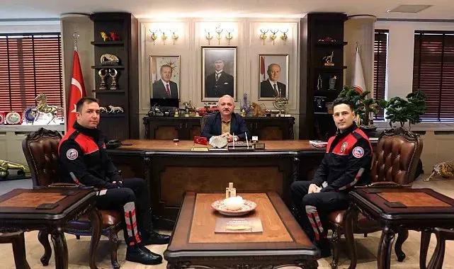 Başkan Esen, heimlich manevrasıyla hayat kurtaran polis memurlarını tebrik etti