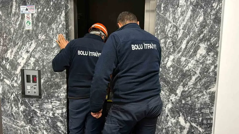 Bolu'da İş Merkezinde Asansörde Mahsur Kalan Çift İtfaiye Tarafından Kurtarıldı